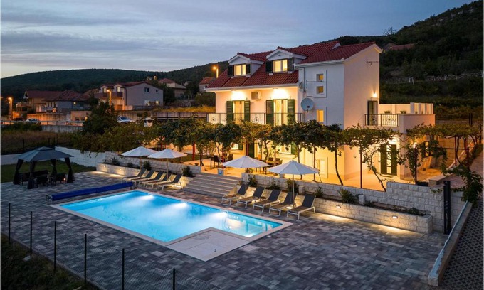 Dicmo House | Delightful Home in Dicmo Prisoje with Pool & Family-Friendly