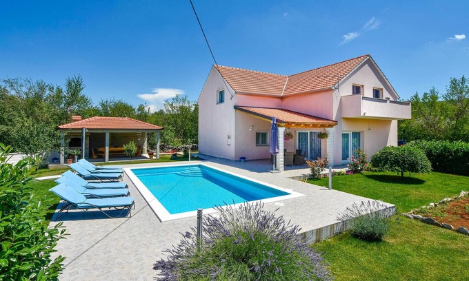 Dugopolje House | Relaxing 4 Bedroom Retreat with Pool in Dugopolje