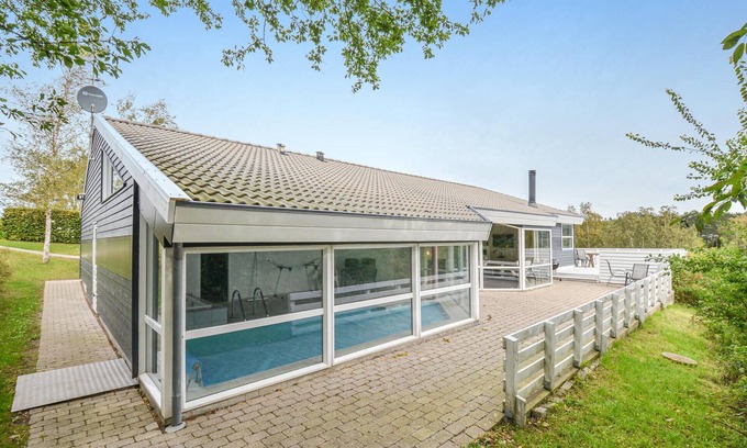 Lyngsbæk Strand House | Ideal Getaway for Families with Pool and Ocean Views