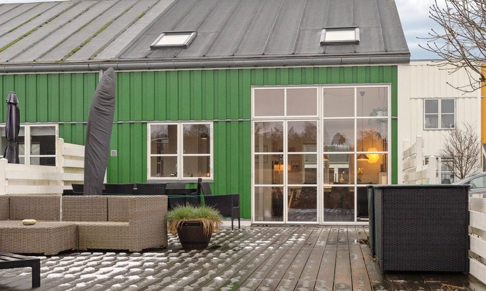 Øer Strand House | Family-Friendly Waterfront Retreat with Pool and Spa
