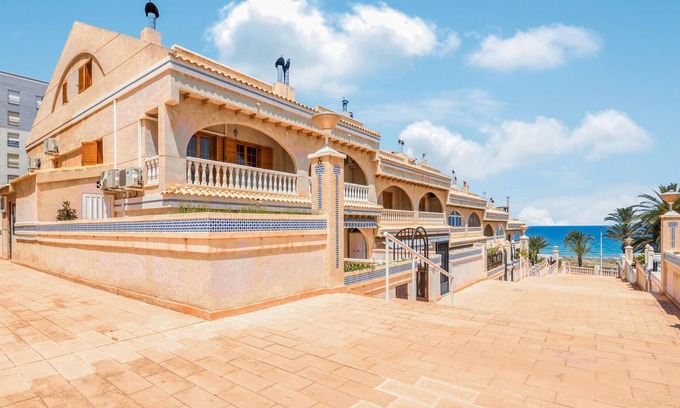 Els Arenals del Sol House | Welcoming Cottage Near Sandy Beach with Shared Pool Access