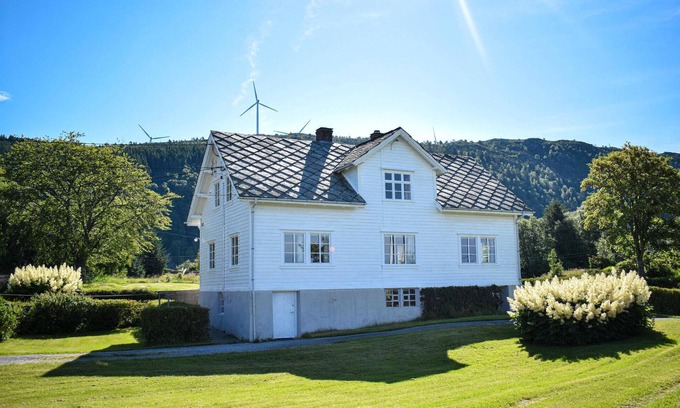 Fitjar House | Scenic Cottage with Fjord View and Family-Friendly Amenities