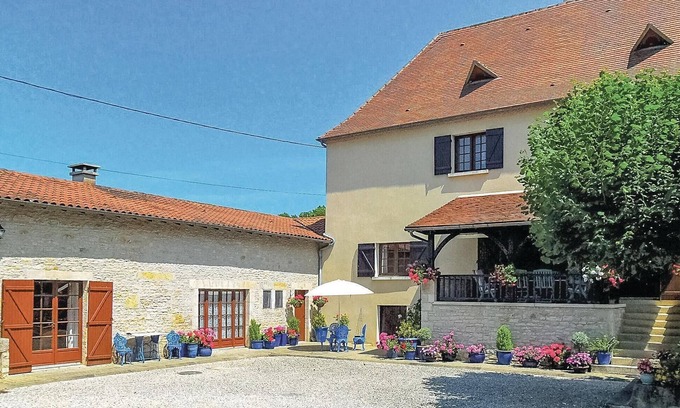 Gabillou House | Relaxing Cottage with Private Pool and Pet-Friendly Amenities