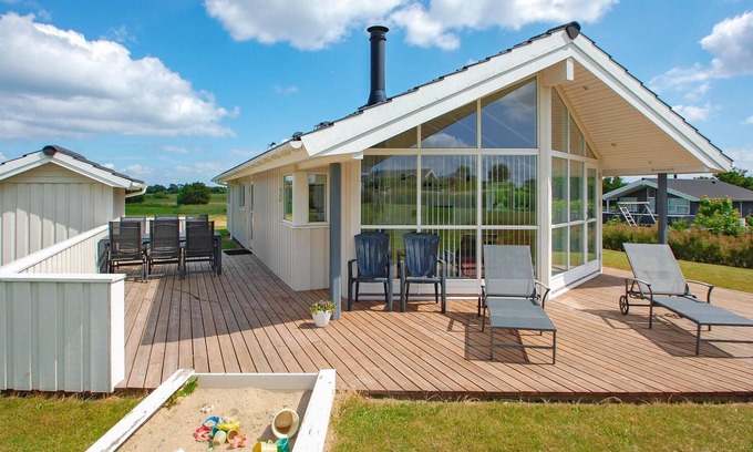 Flovt Strand House | Cozy 3-Bedroom Retreat with Ocean Views in Haderslev