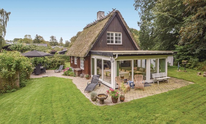 Kelstrup Strand House | Charming Thatched Cottage Surrounded by Nature and Water