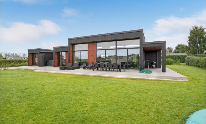 Flovt Strand House | Inviting Retreat in Haderslev with Sauna and Child-Friendly Amenities