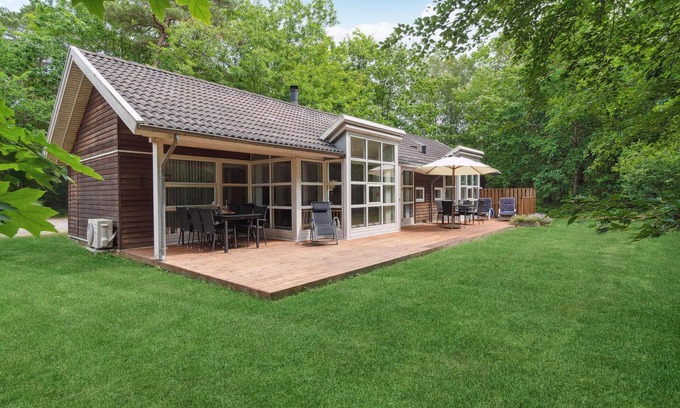 Hasle House | Spacious 4-Bedroom Accommodation with Oceanfront Views