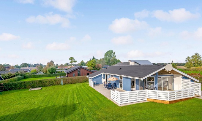 Pøt Strandby House | Idyllic Cottage Retreat with Jacuzzi and Ocean Views