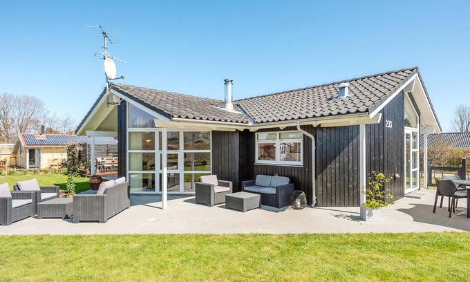 Pøt Strandby House | Atmospheric Oceanfront Vacation Home with Spa & Lake Views