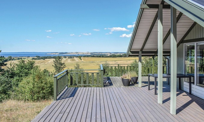 Knebel House | Experience Breathtaking Panoramic Views for Your Family