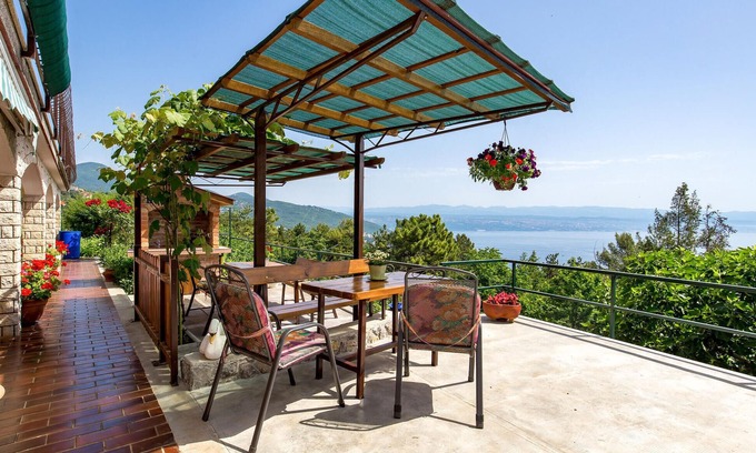 Lovran House | Cozy 1 Bedroom Escape in Lovran with Ocean Views