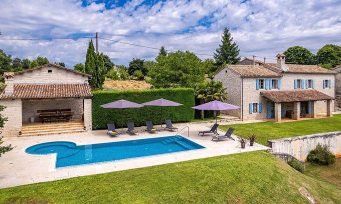 Vela Traba House | Family-Friendly 3 Bedroom Accommodation in Mala Traba