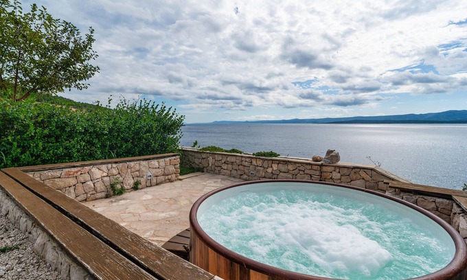 Murvica House | Awesome home in Nerezisca with WiFi