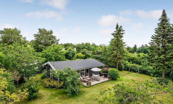 Olsted House | Comfortable 2 Bedroom Stay in Ølsted with Ocean Views