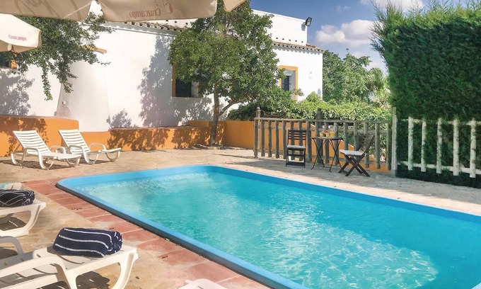 Osuna House | Spacious 5 Bedroom Retreat with Pool in Osuna