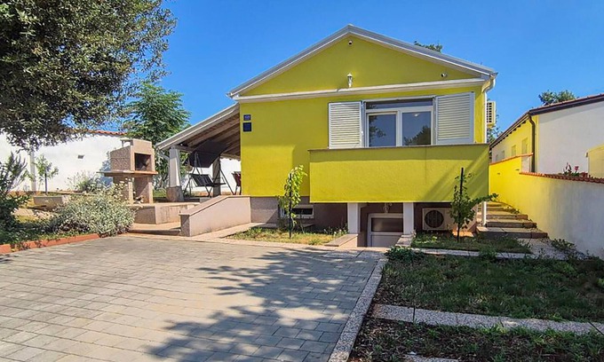 Pavicini House | Discover a Cozy Vacation Home with Pool near the Sea