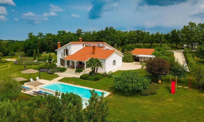 Trviz House | Ideal 5-Bedroom Retreat in Pazin with Private Pool & Spa
