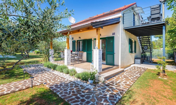 Fazana House | Family-Friendly 2 Bedroom Stay with Oceanfront Views