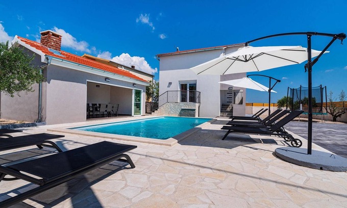 Polaca House | Family-Friendly Villa Feniks with Pool and Spa in Polaa