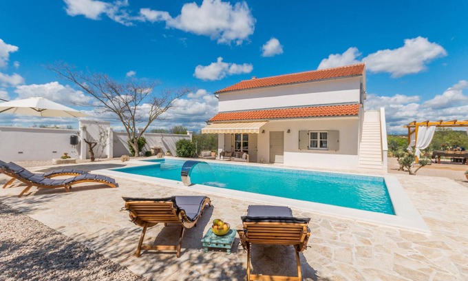 Polaca House | Family-Friendly Cottage with Pool and Outdoor Living Space