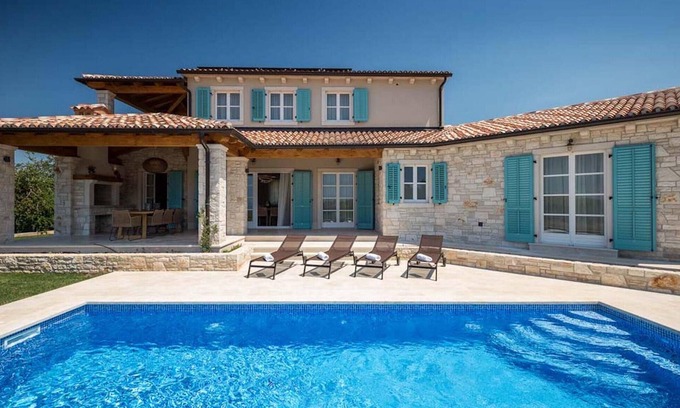Strpacici House | Indulge in Comfort with Pool and Spa Amenities Awaiting You