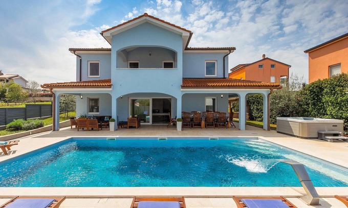 Musalez House | Unforgettable Stay at Villa Deep: Pet-Friendly & Poolside