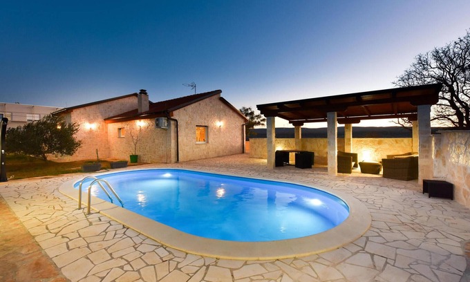 Novigrad House | Cozy Cottage with Pool: Perfect Family Retreat by the Ocean
