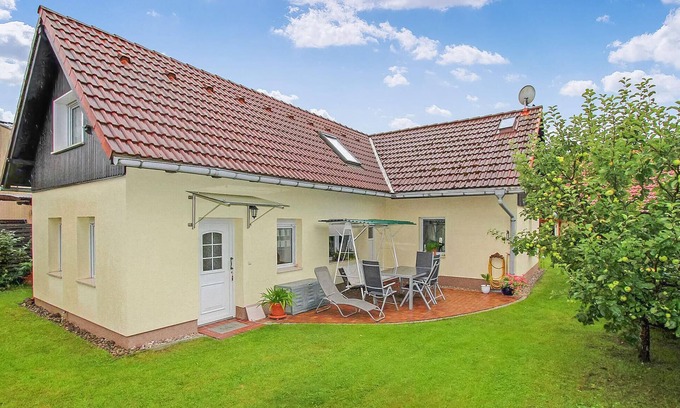 Roddelin House | Cozy 1 Bedroom Retreat with Spa in Röddelin