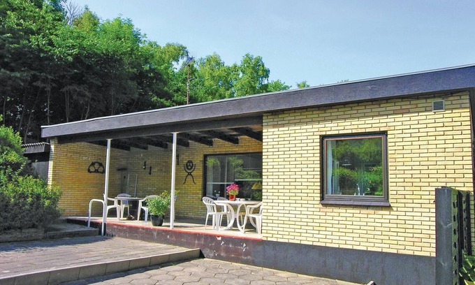 Ronne House | Charming Cottage with Garden Access and Ocean Views