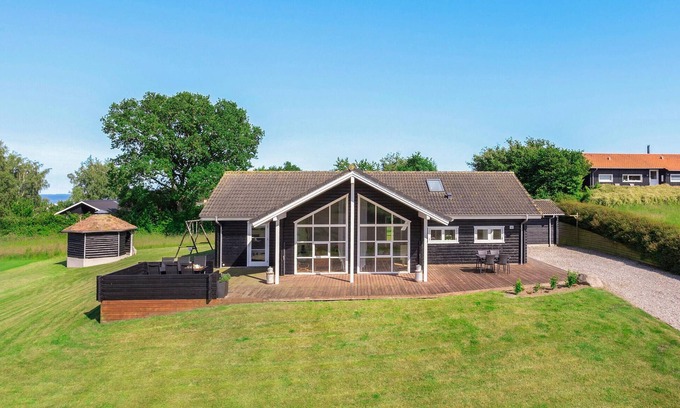 Spodsbjerg House | Scenic Cottage Retreat with Ocean and Lake Views in Spodsbjerg