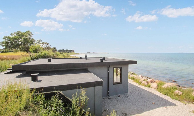 Samsø House | Cozy 2-Bedroom Retreat with Oceanfront Views in Samsø