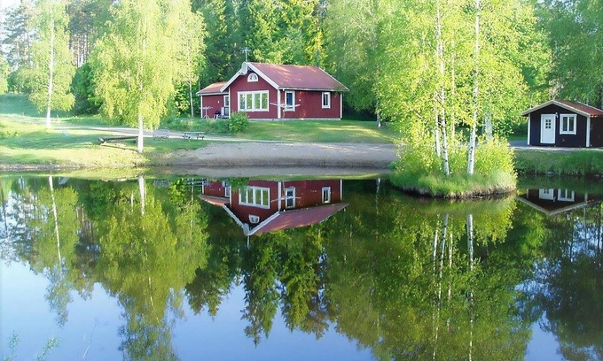 Savsjo House | Cozy 1 Bedroom Stay in Beautiful Sävsjö with Spa & Lake View
