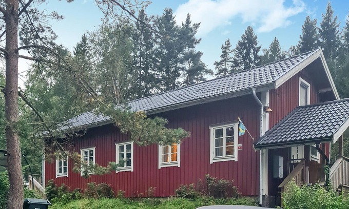 Skepplanda House | Spacious 4-Bedroom Retreat with Lake View in Skepplanda