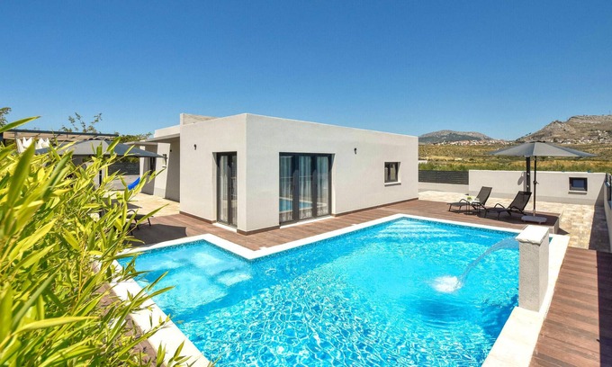 Kamen House | Spacious 4 Bedroom Accommodation with Oceanfront Views