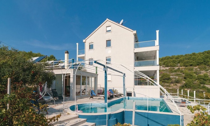Stomorska House | Beautiful 9-Bedroom Escape with Pool in Stomorska