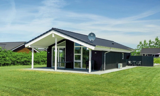Skaven Strand House | Spacious 3 Bedroom Retreat with Ocean View in Tarm