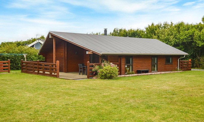Skaven Strand House | Experience a Relaxing Vacation in This Cozy Log Cabin