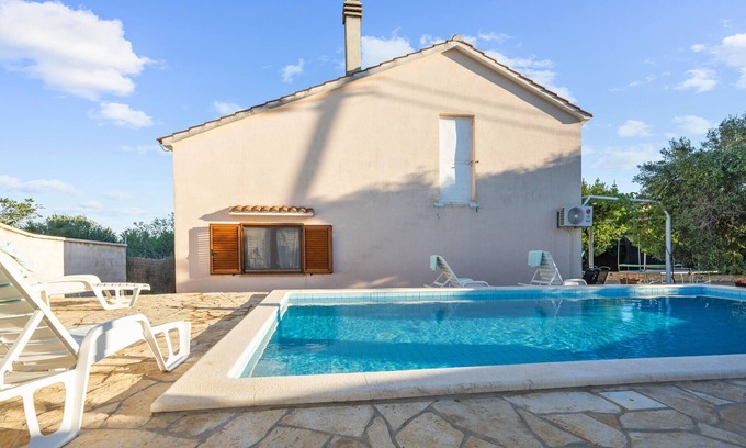 Tinj House | Ideal 3 Bedroom Retreat with Pool and Spa in Tinj