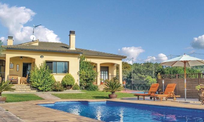 El Mas Mora House | Spacious 4-Bedroom Retreat with Private Pool in Tordera