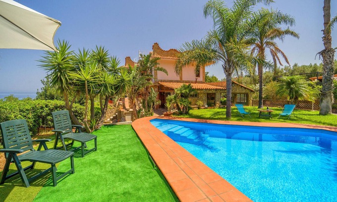 Trabia House | Family-Friendly 4-Bedroom Retreat with Ocean Views in Trabia