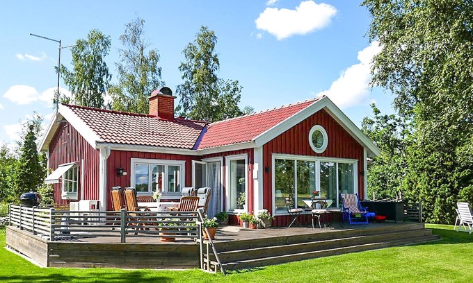 Varnamo Municipality House | Relaxing Escape: Vacation Home with Garden by Lake Flåren