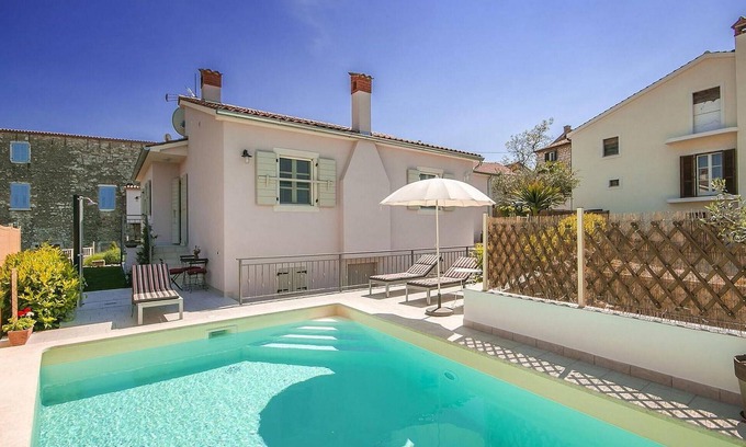 Strpacici House | Perfect 2 Bedroom Retreat in Visnjan with Pool & Spa