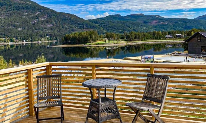 Kviteseid House | Stylish Cottage with Lake Views and Spa by Bussvikfjord
