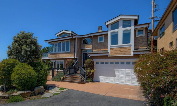 Happy Hill House | Experience Unforgettable Views at Awesome House