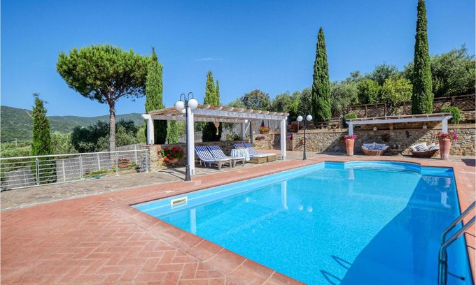 Castiglione della Pescaia House | Inviting 2 Bedroom Home with Pool in Castiglione Della Pesc