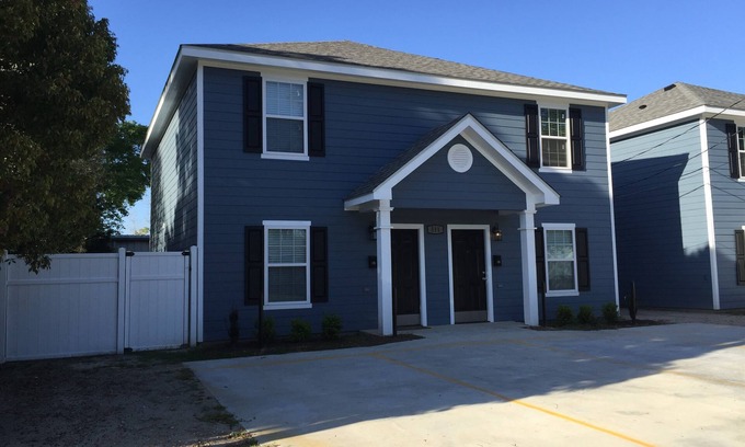 Lake Charles House | Prime Location with 2 Bedrooms & Kitchen - Guest Rated 9.8