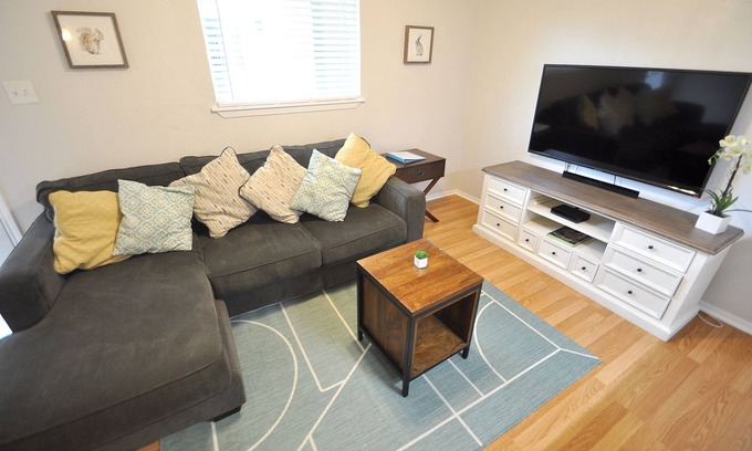 South Lamar Condo | Inviting SoLa Central Austin Condo with Pool & Spa