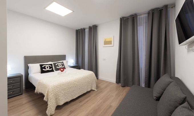 Centro Apartment | Impressive Apartment in Gran Via with Spa and Breakfast