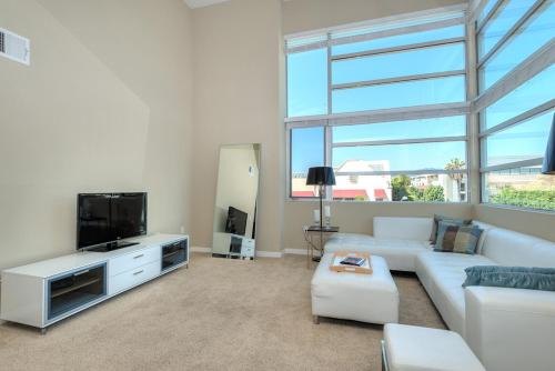 Pico Apartment | Spacious 2 Bedroom Suite with Pet-Friendly Amenities