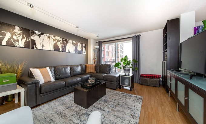 North Central Edmonton Condo | Stylish Decor with Scenic Views and Convenient Parking